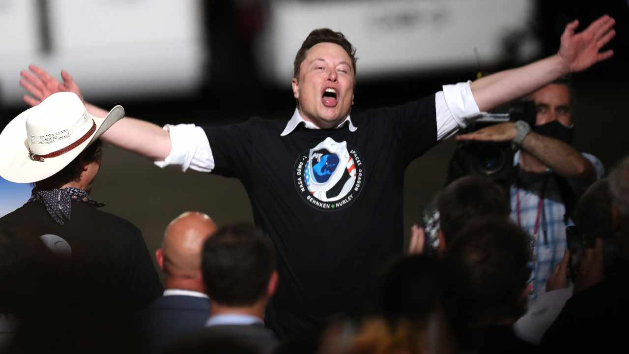elon musk astronotlar kavga