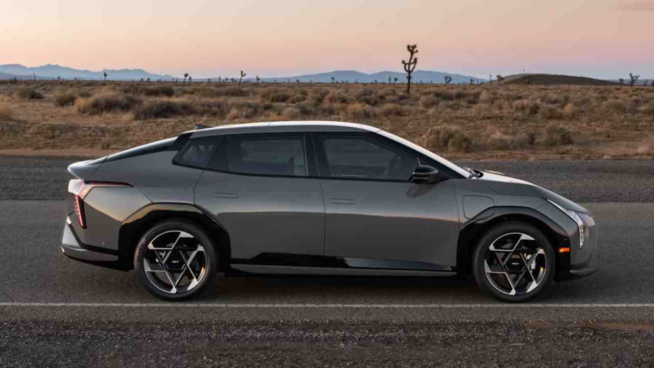 kia tamamen elektrikli ilk sedan ev4