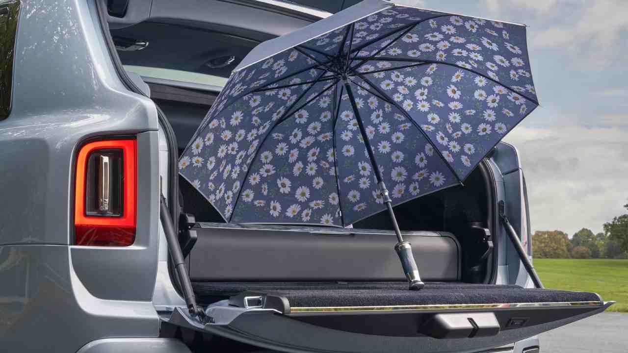 rolls-royce cullinan daisy araç içi şemsiye görseli
