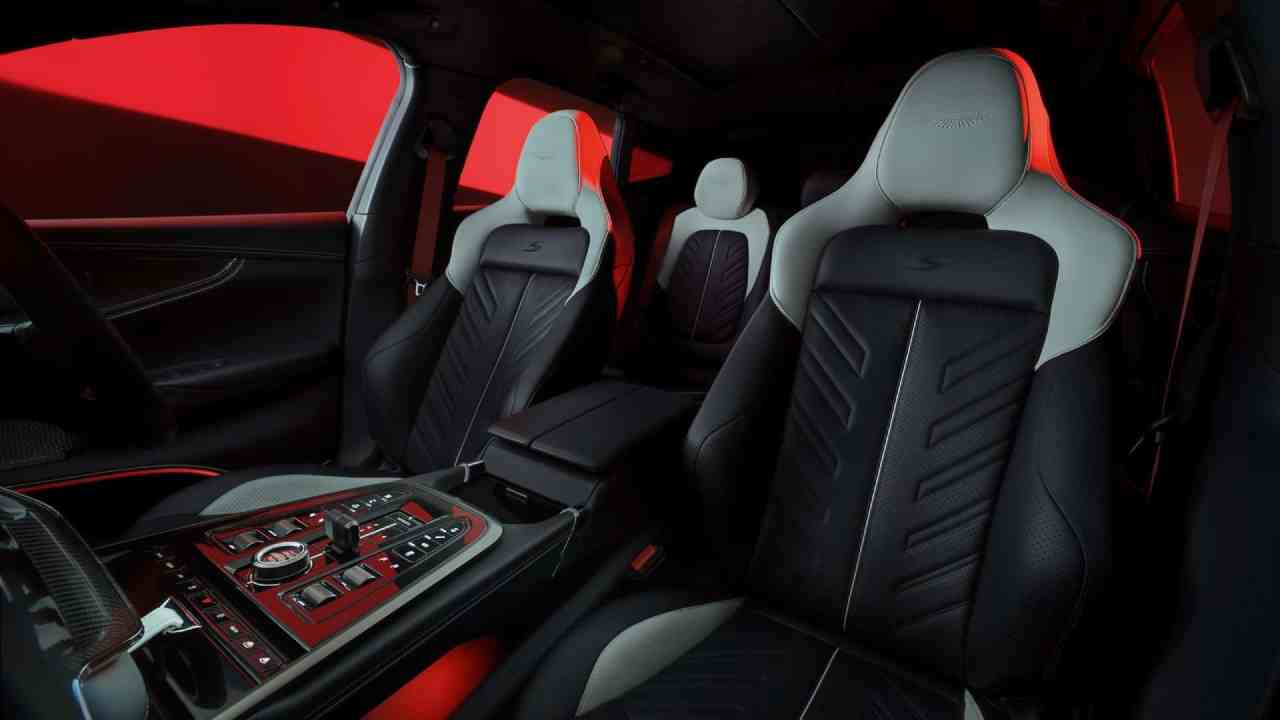 aston martin yeni dbx s araç içi görsel