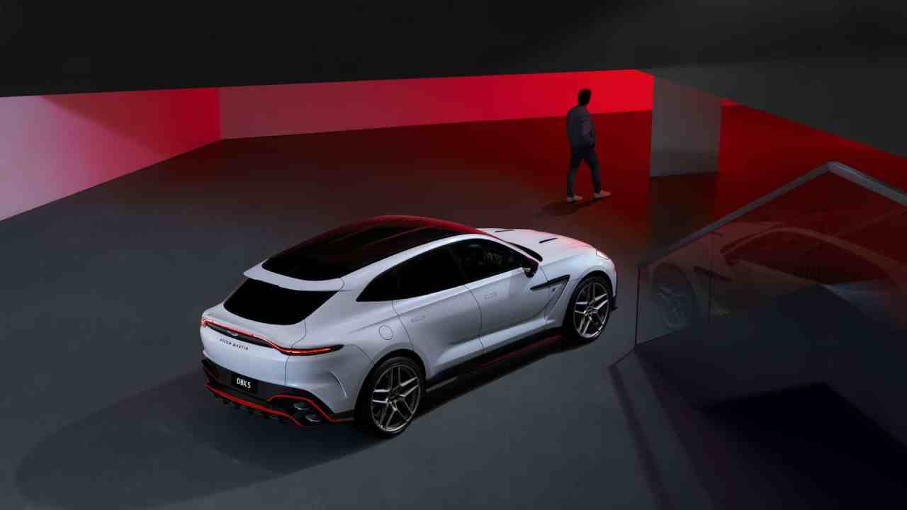 aston martin dbx s otomobil