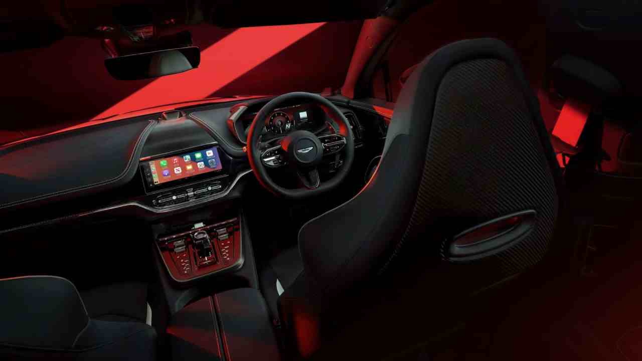 aston martin dbx s araç içi görseli