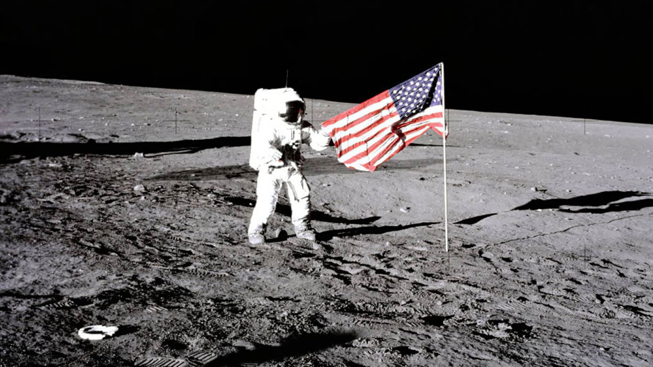 neil armstron ay'da amerika bayrağı ile