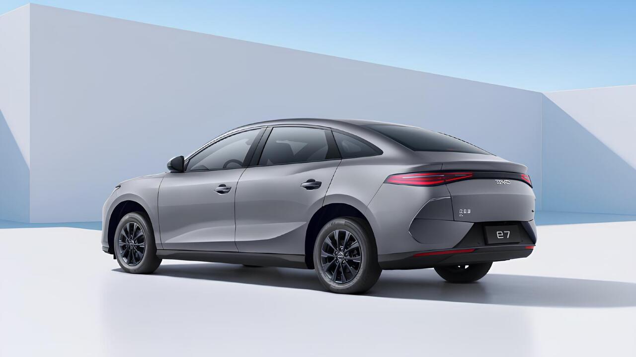 BYD e7