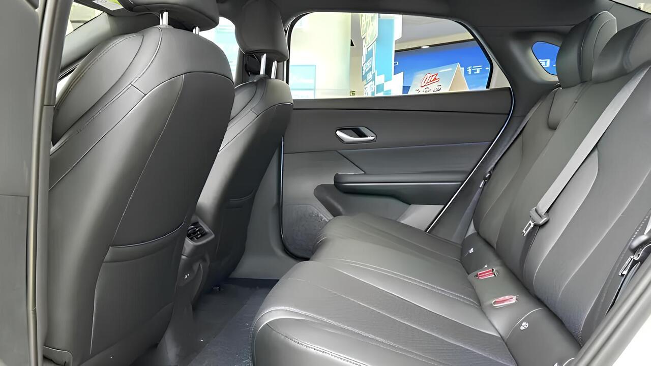 BYD e7